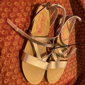 NEW No Tags BLOWFISH MALIBU KIDS Women Goldtone Sandals. Size 7 not 4.5 on shoe